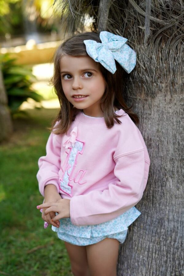 Conjunto de sudadera rosa con nombre e inicial y cubrepañal con volante de flores