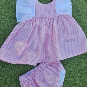 Conjunto de cuadros vichy rosa con volantes blancos en las mangas