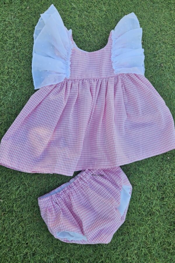 Conjunto de cuadros vichy rosa con volantes blancos en las mangas