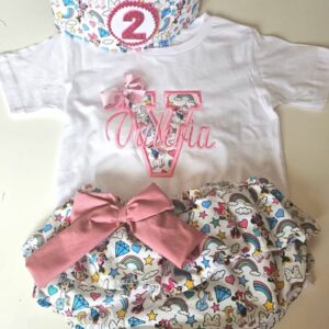Conjunto de Cumpleaños camiseta y cubrepañal con volantes de minnie con inicial y nombre