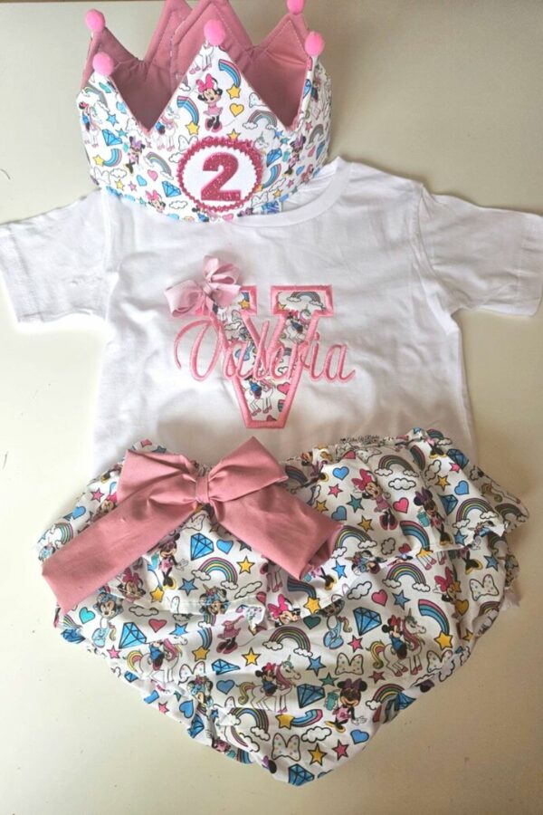 Conjunto de Cumpleaños camiseta y cubrepañal con volantes de minnie con inicial y nombre