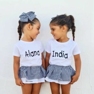 Conjunto camiseta con nombre y cubrefalda de cuadro vichy negro