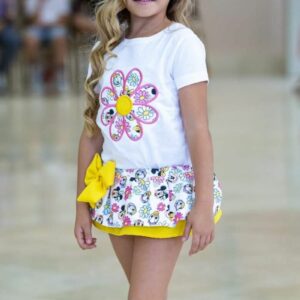 Conjunto camiseta con flor y cubrefalda pinaflor