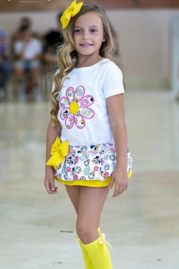 Conjunto camiseta con flor y cubrefalda pinaflor