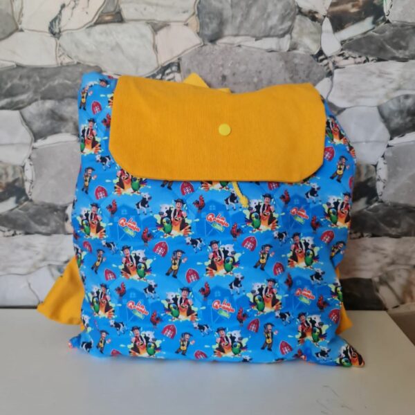 Mochila con solapa amarilla granja de zenon
