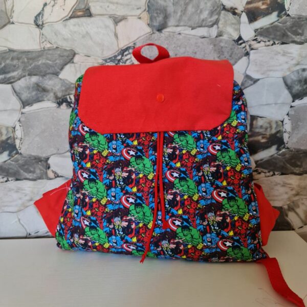 Mochila con solapa roja súper héroes
