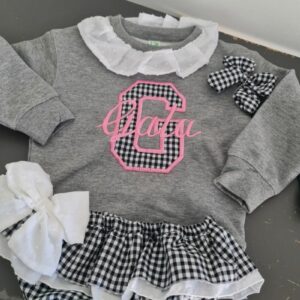 Conjunto Sudadera gris con inicial y nombre con cubrefalda de tela vichy negra