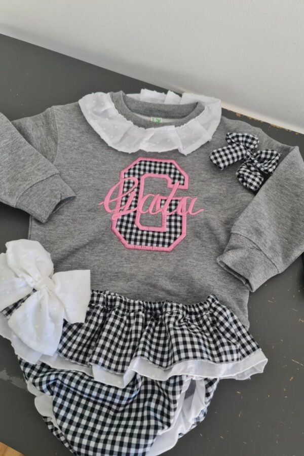 Conjunto Sudadera gris con inicial y nombre con cubrefalda de tela vichy negra