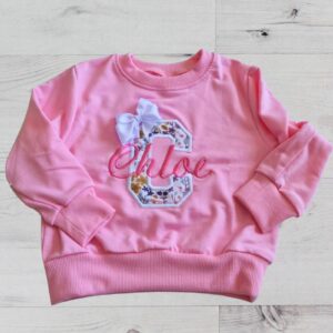 Sudadera rosa personalizada con nombre e inicial de estampado floral