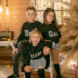 Conjunto sudadera negra con nombre y cubrefalda de cuadros vichy negro