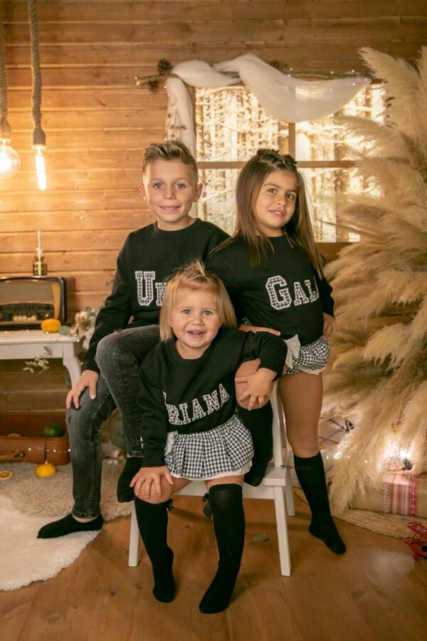 Conjunto sudadera negra con nombre y cubrefalda de cuadros vichy negro