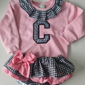 Conjunto sudadera rosa con inicial y cubrefalda de tela vichy negra