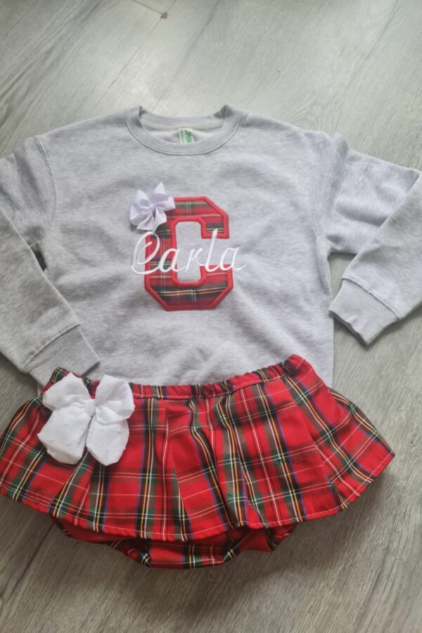 Conjunto de cuadros escoceses rojo con nombre e inicial