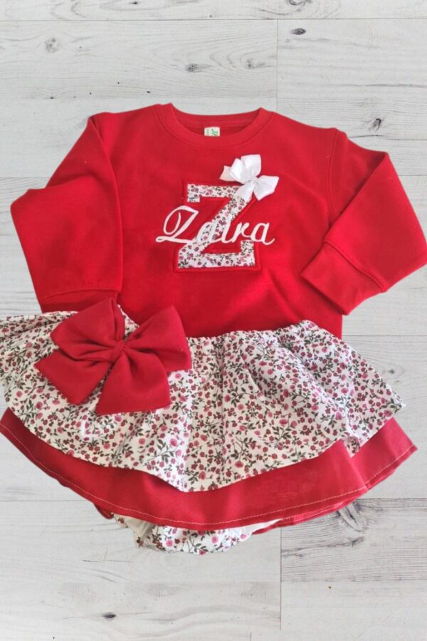 Conjunto rojo con nombre e inicial estampado florecillas
