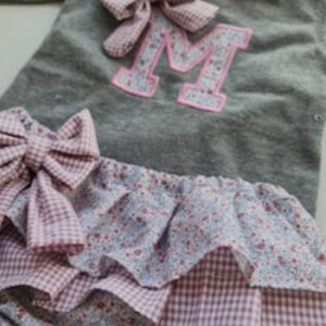 Conjunto personalizado con inicial de florecillas