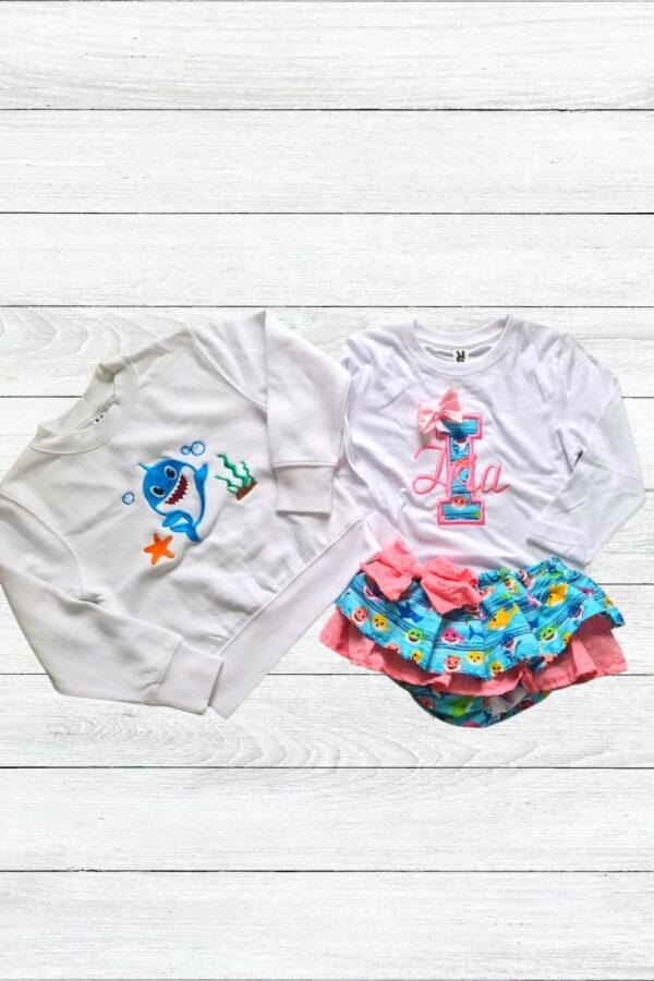 Sudadera, camiseta y cubrepañal con volantes de Baby Shark