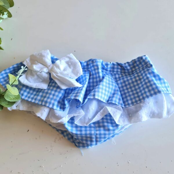 Cubrefalda con volante de cuadros vichy celeste con lazos blancos