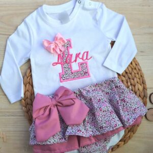 Conjunto sudadera y cubrefalda con inicial y nombre de estampado florecillas rosas