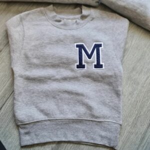 Sudadera gris con inicial