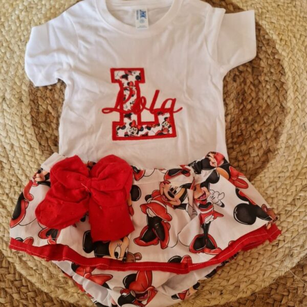 Conjunto camiseta con nombre e inicial y cubre de minnie