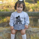 Conjunto de sudadera con inicial y cubrepañal con volantes de cuadros vichy negro