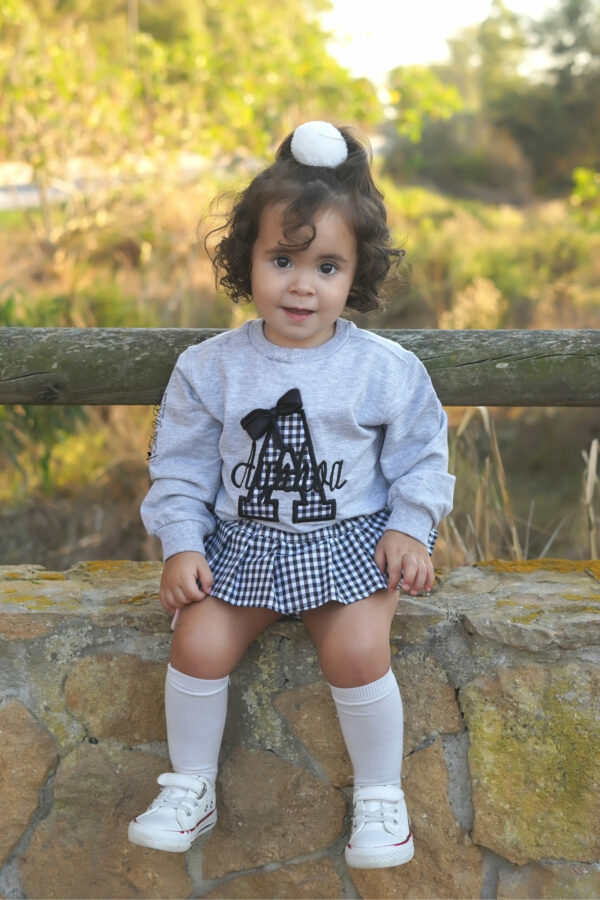 Conjunto de sudadera con inicial y cubrepañal con volantes de cuadros vichy negro