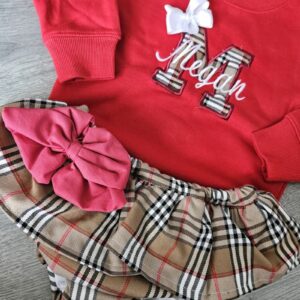 Conjunto sudadera con inicial y nombre y cubrefalda de Burberry