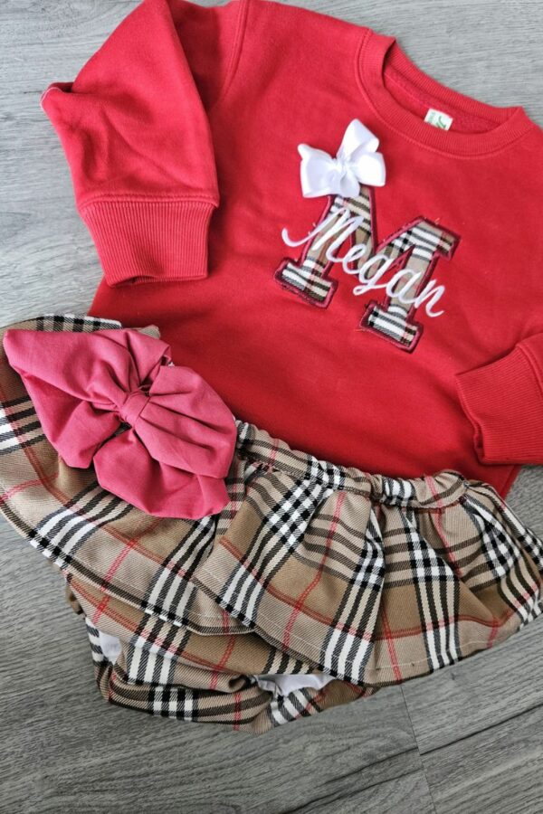Conjunto sudadera con inicial y nombre y cubrefalda de Burberry