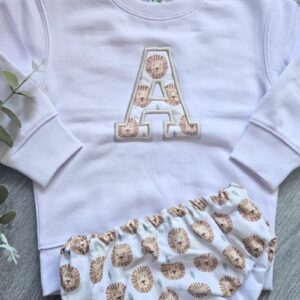 Conjunto sudadera y cubrepañal Leoncito con inicial