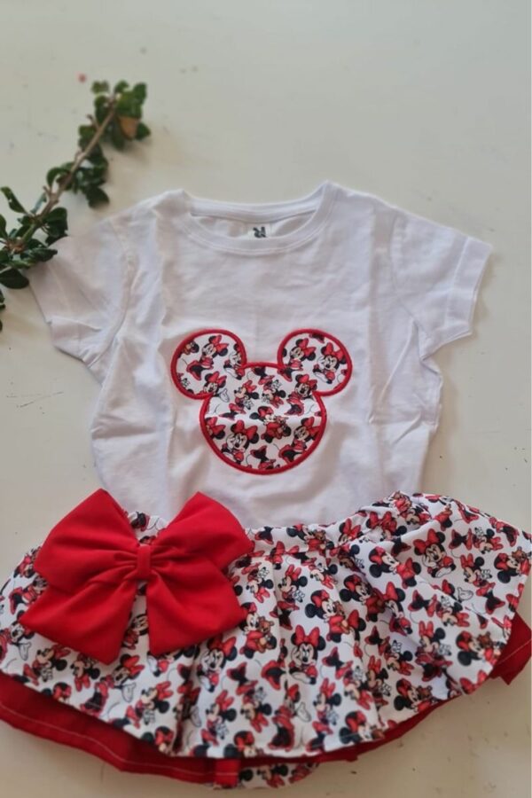 Conjunto camiseta con silueta y cubrepañal con volantes de minnie mouse