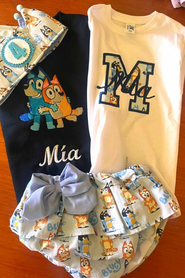 Conjunto de Cumpleaños sudadera, camiseta y cubrepañal con volantes de Bluey con inicial y nombre