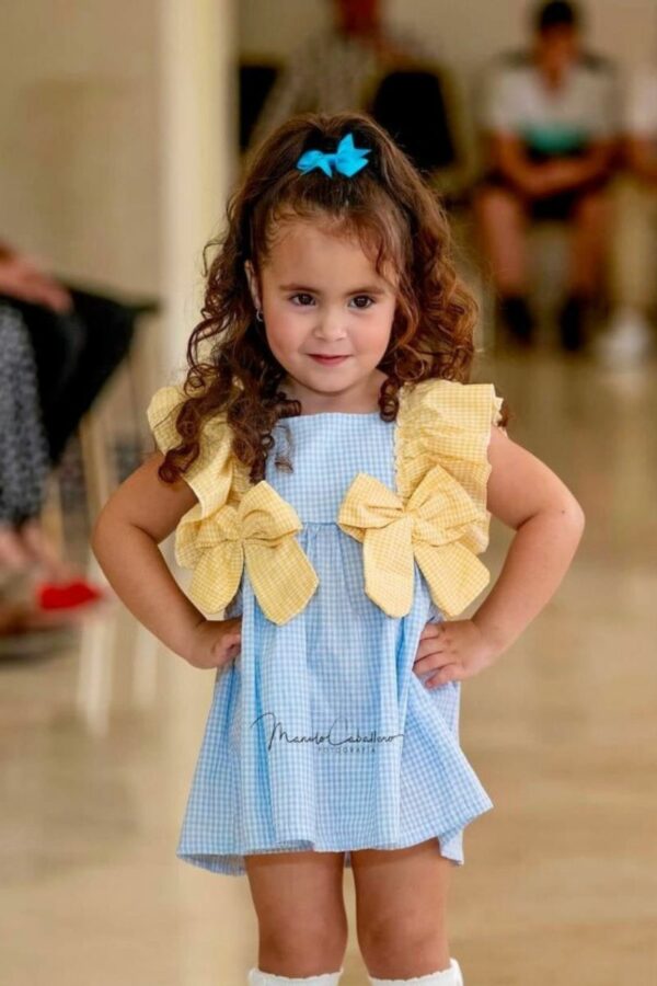 Vestido de cuadros vichy celeste con volantes