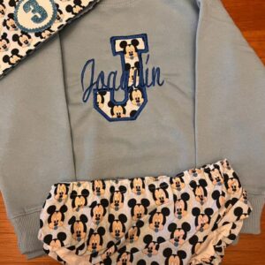 Conjunto de Cumpleaños sudadera con inicial y nombre y cubrepañal baby Mickey