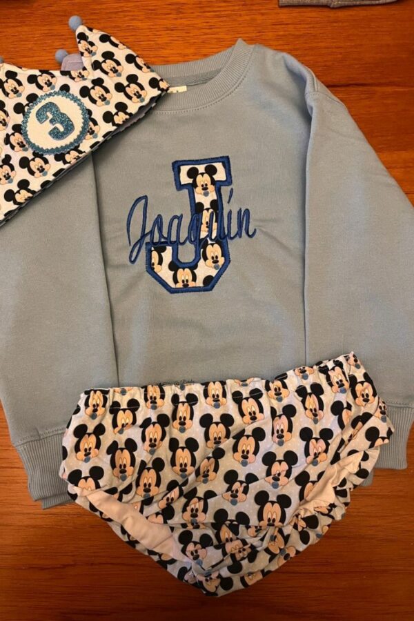 Conjunto de Cumpleaños sudadera con inicial y nombre y cubrepañal baby Mickey