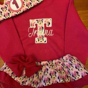 Conjunto de Cumpleaños sudadera con inicial y nombre y cubrepañal con volantes baby Minnie