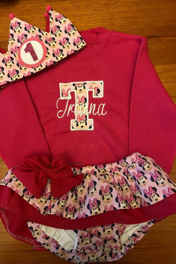Conjunto de Cumpleaños sudadera con inicial y nombre y cubrepañal con volantes baby Minnie