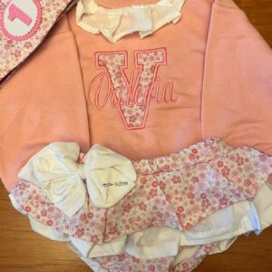 Conjunto de Cumpleaños sudadera rosa y cubrepañal con volantes de flores con inicial y nombre