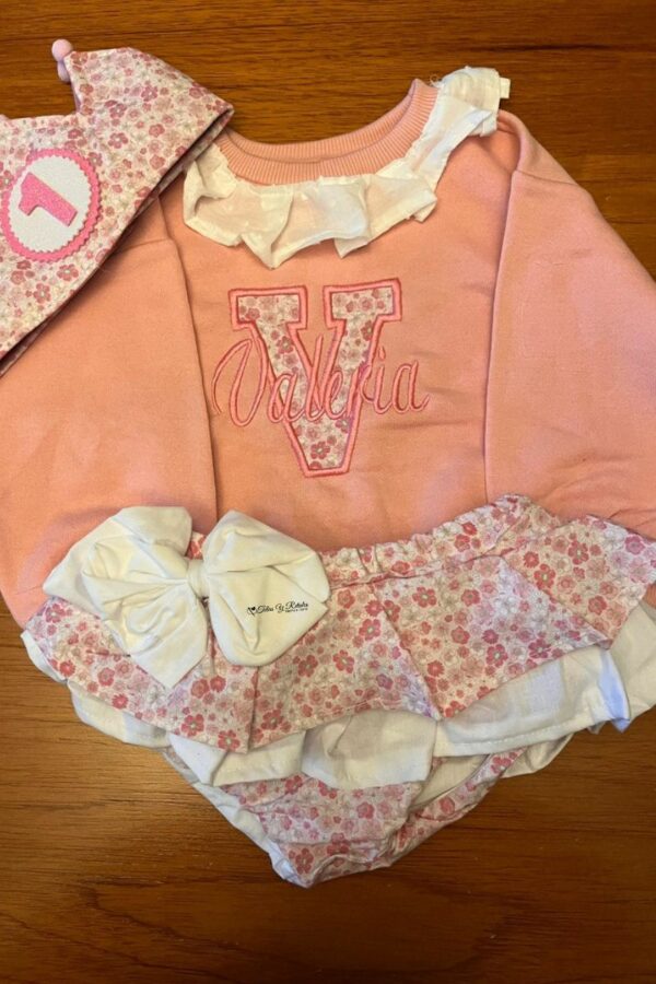 Conjunto de Cumpleaños sudadera rosa y cubrepañal con volantes de flores con inicial y nombre