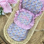 Capazo de palma para muñecas con vestidura de estampado floral