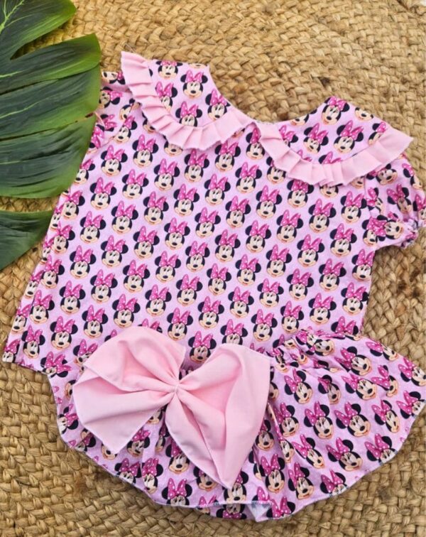 Conjunto de camisa marga corta y cubrepañal con volantes de Minnie Mouse