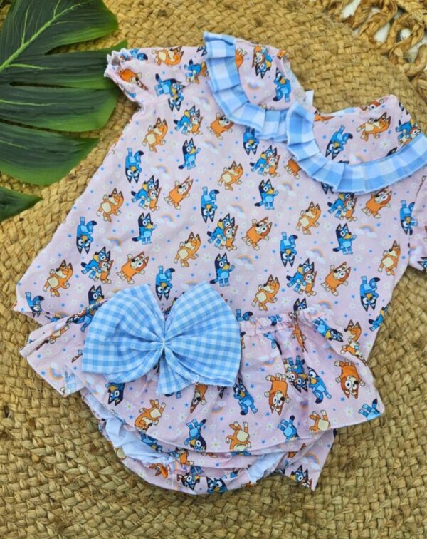 Conjunto de camisa marga corta y cubrepañal con volantes de Bluey rosa