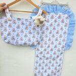 Colchoneta de silla de paseo con bolso panera diseño conejos