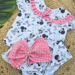 Conjunto de camisa marga corta y cubrepañal con volantes de minnie y mickey dibujo