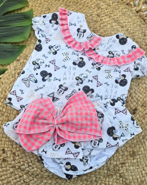 Conjunto de camisa marga corta y cubrepañal con volantes de minnie y mickey dibujo