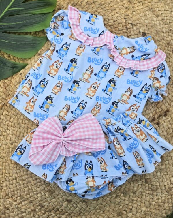 Conjunto de camisa marga corta y cubrepañal con volantes de Bluey azul