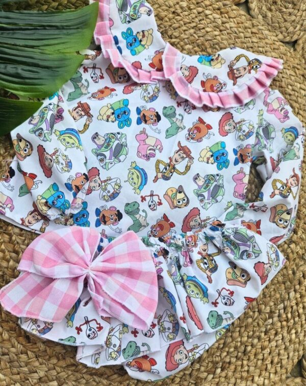 Conjunto de camisa marga corta y cubrepañal con volantes de Toy Story