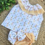 Conjunto de camisa sin mangas con cubrepañal diseño patitos