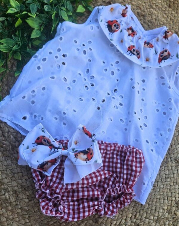 Conjunto mariquita de camisa sin mangas con cubrepañal con volantes vichy rojo