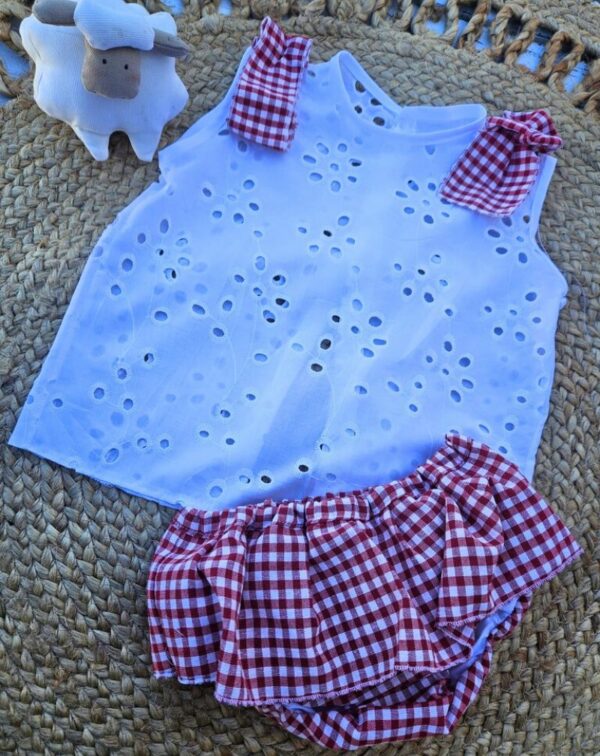 Conjunto de camisa sin mangas con cubrepañal con volantes vichy rojo