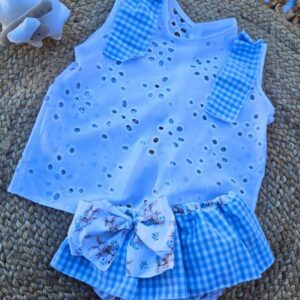 Conjunto de camisa sin mangas con cubrepañal con volantes vichy celeste